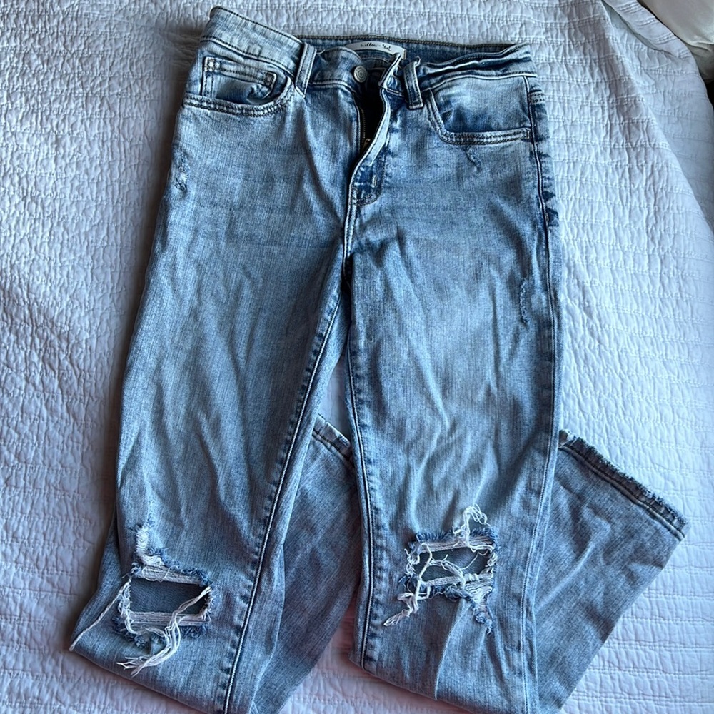 Denim Straight Jean in light wash . Brand: Willow&Root. Size 26 w